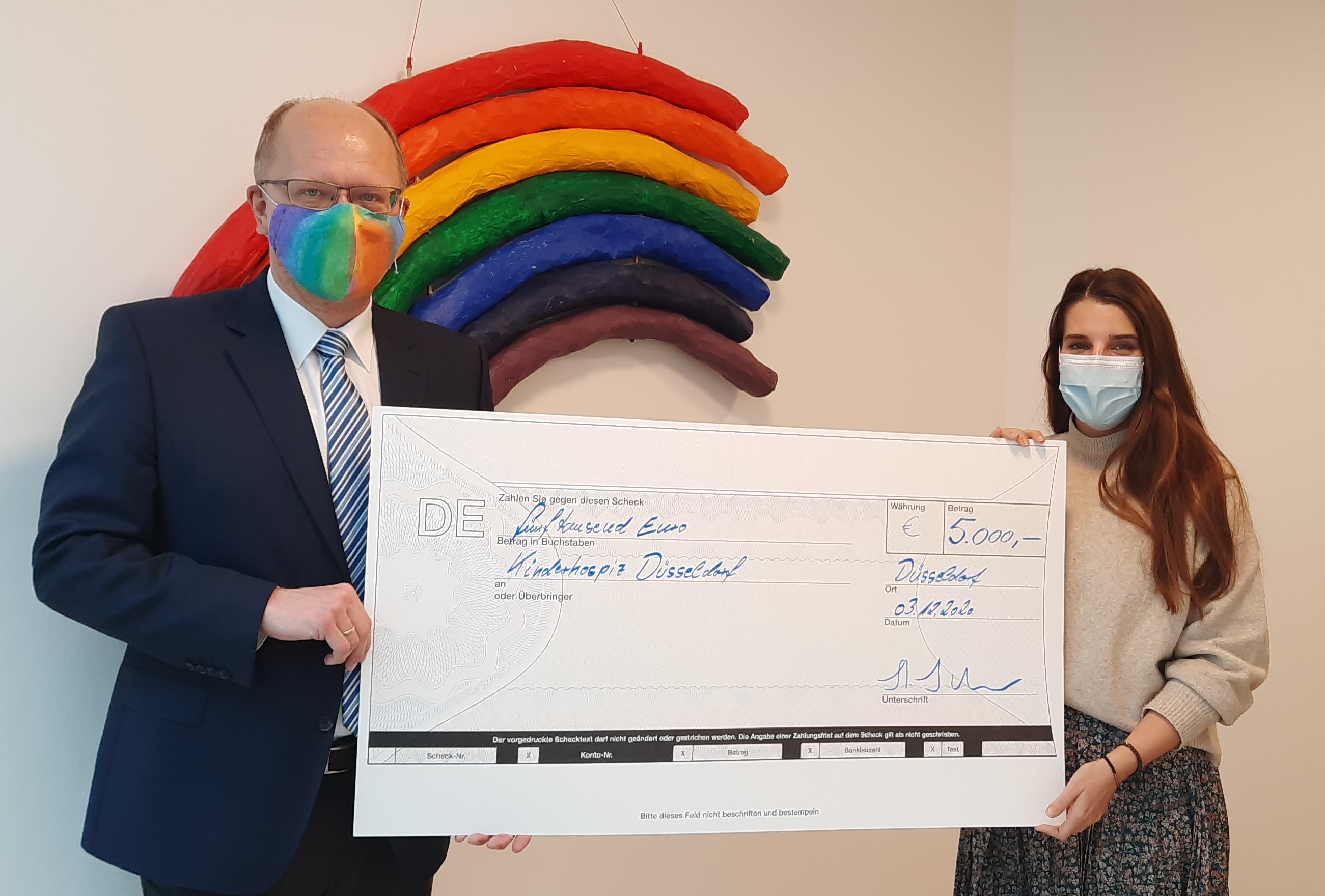 Stefan Schumacher (vigo) und Nadine Spitaler (Hospiz Regenbogenland) bei der Spendenüberreichung